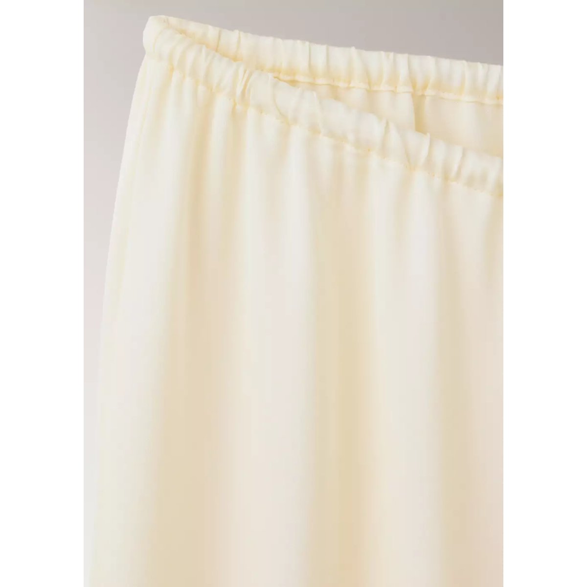 Pantalon en viscose satinée avec passepoil contrastant ivoire, MANGO