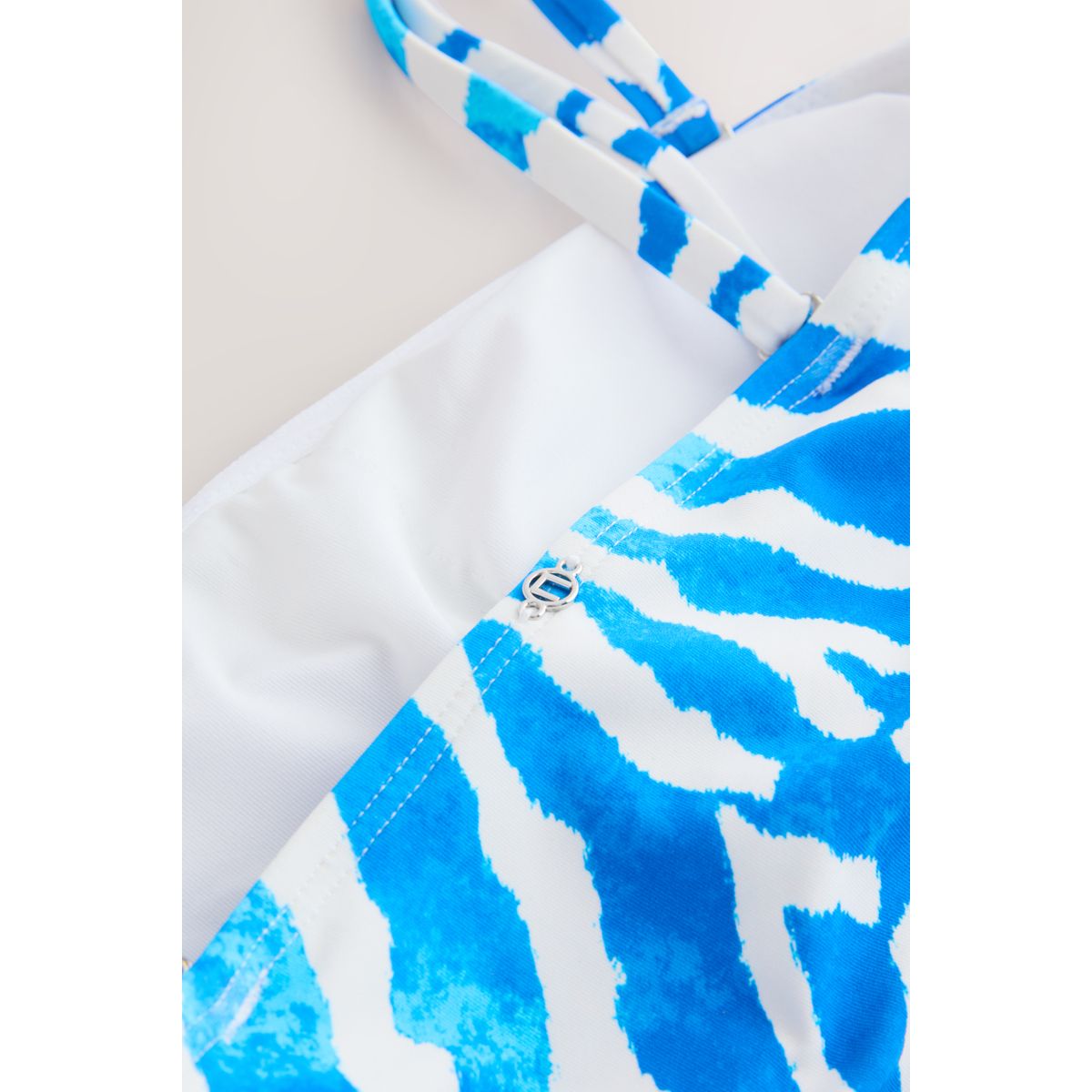 Maillot de bain bandeau gainant et ruché zèbre blanc/bleu, NEXT