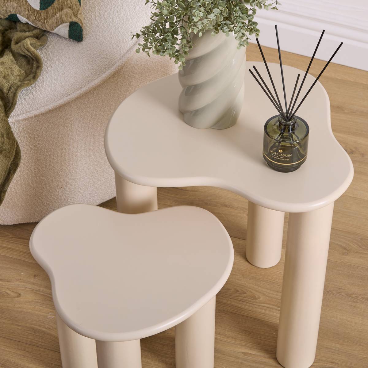Lot de 2 tables basses gigognes organiques en bois de pin OLAO ivoire, ATMOSPHERA