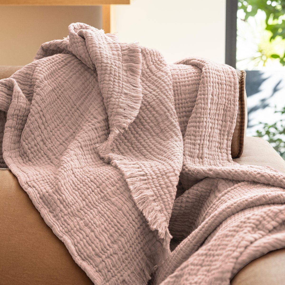 Plaid en gaze de coton, NATURELLEMENT GAUFRÉ beige, BLANC CERISE