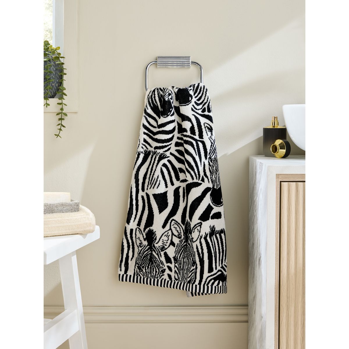 Serviette en coton à motif zèbre monochrome, NEXT