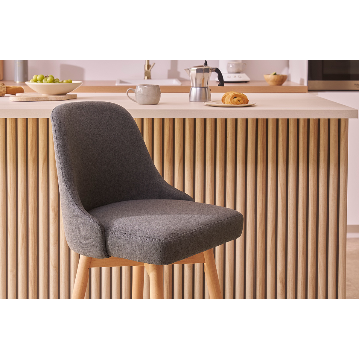 Tabourets de bar scandinaves pivotants 360° en tissu effet velours texturé terracotta et bois hêtre massif H65 cm (lot de 2) HASTA gris foncé, MILIBOO