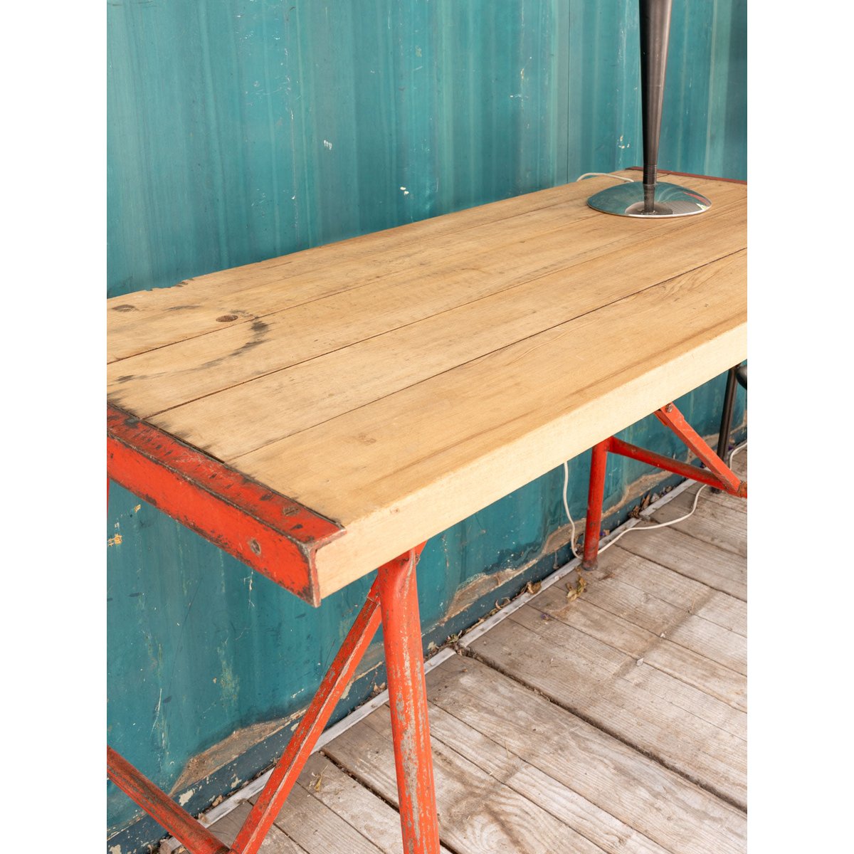 Bureau en bois et métal rouge Edouard N°1027 - Bon état bois clair, DEBONGOUT
