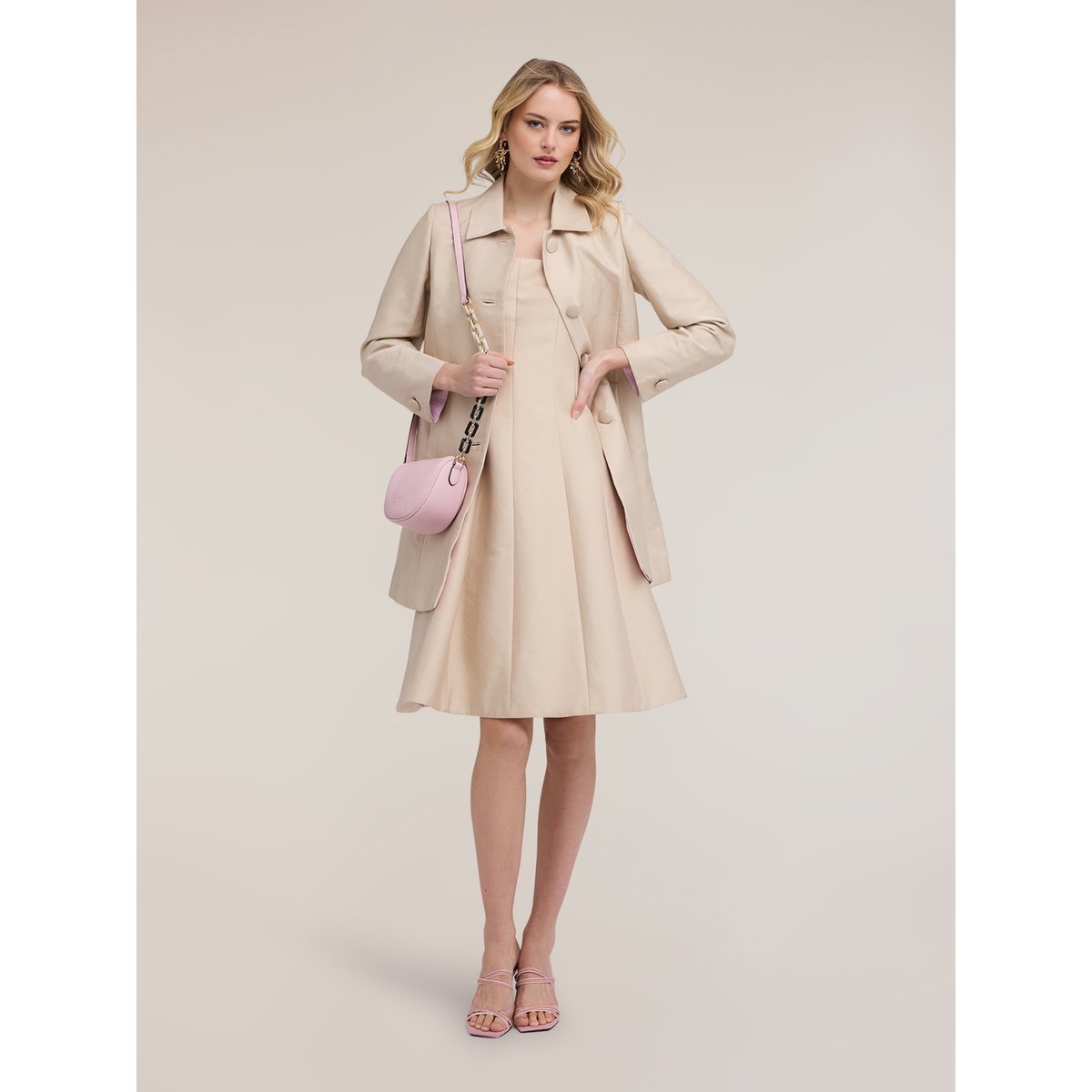 Manteau beige, MOTIVI