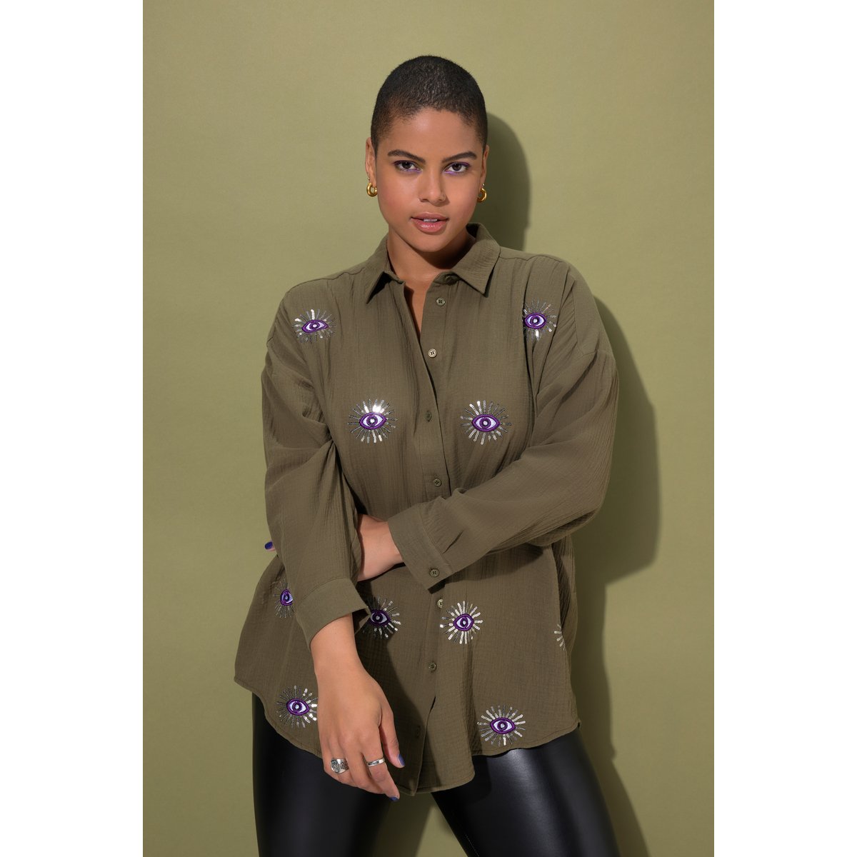 Chemisier oversize en mousseline. Broderie olive foncé, STUDIO UNTOLD