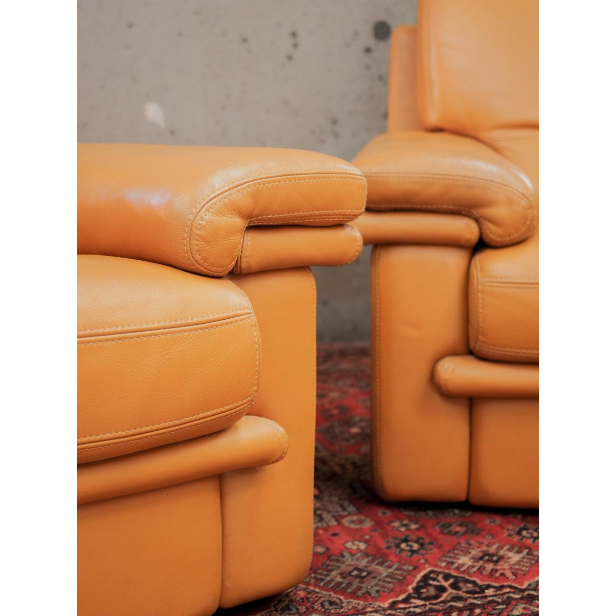 Lot de 2 fauteuils style années 80 Ernest N°1055 - Bon état marron, DEBONGOUT