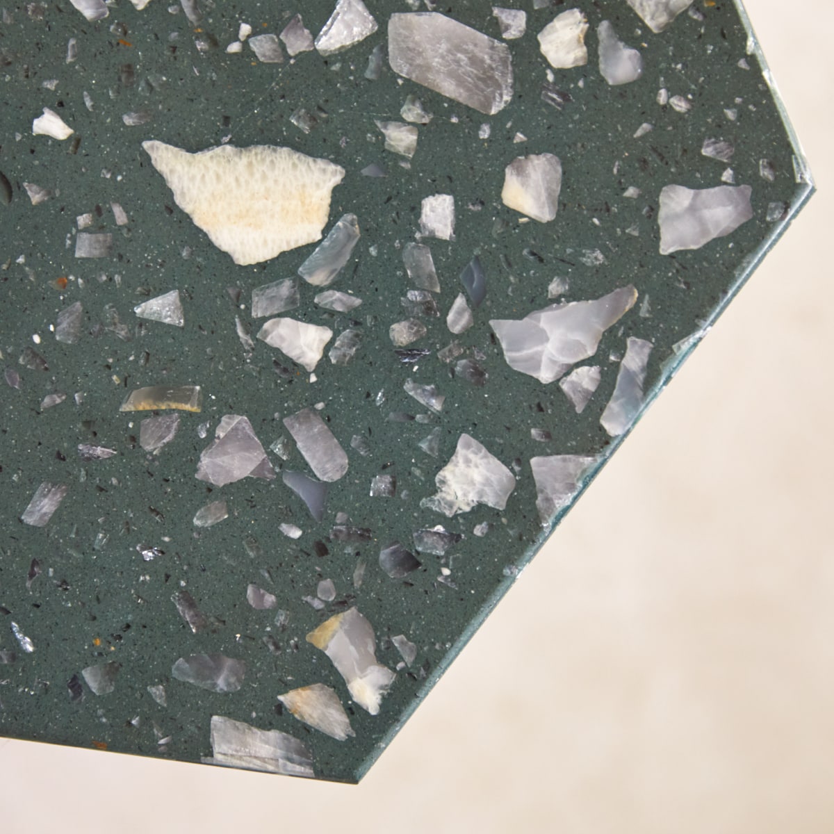 Bout de canapé en Terrazzo premium, ZOÉ vert foncé, TIKAMOON