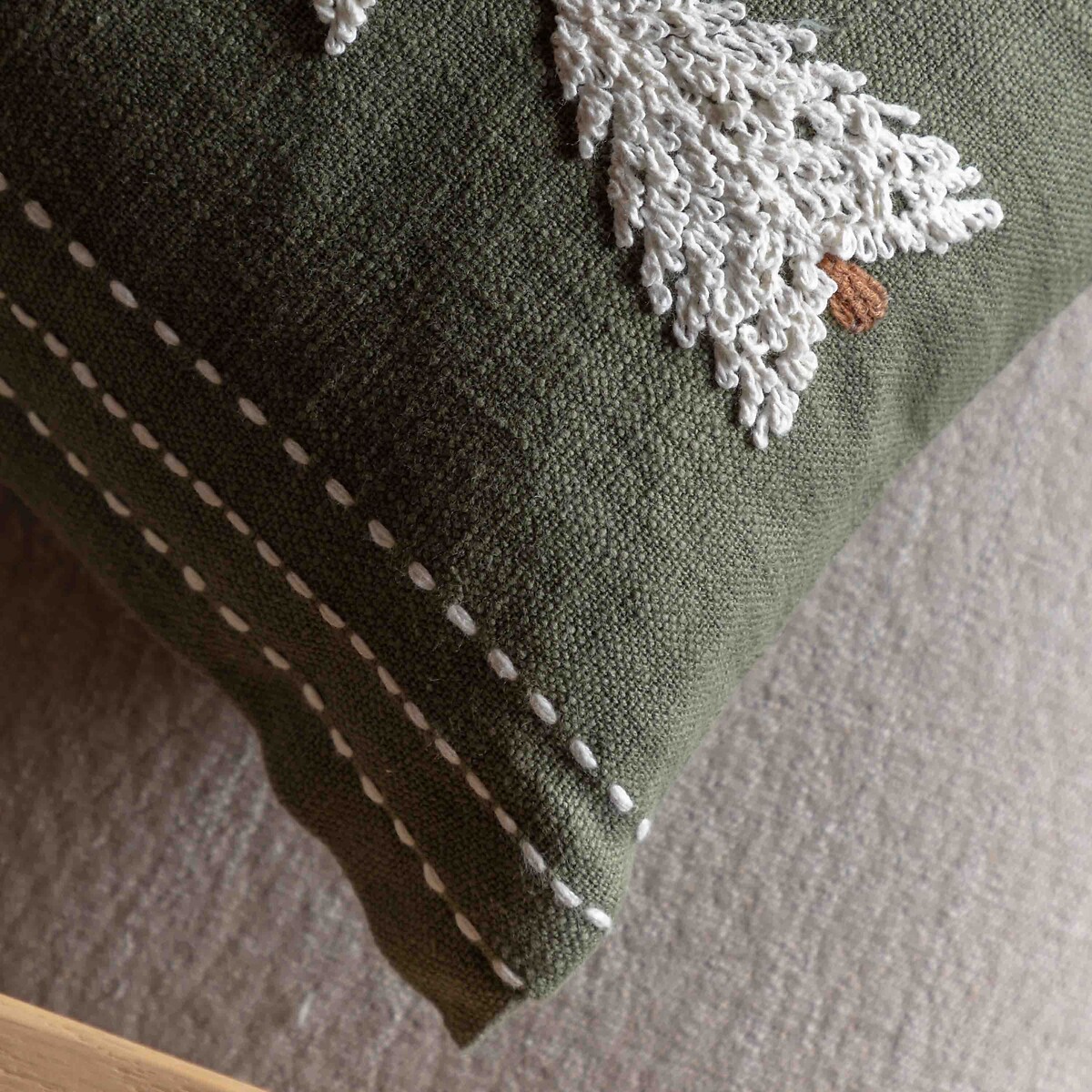 Woodland Tree Embroidered Cushion green, ÉDITÉ