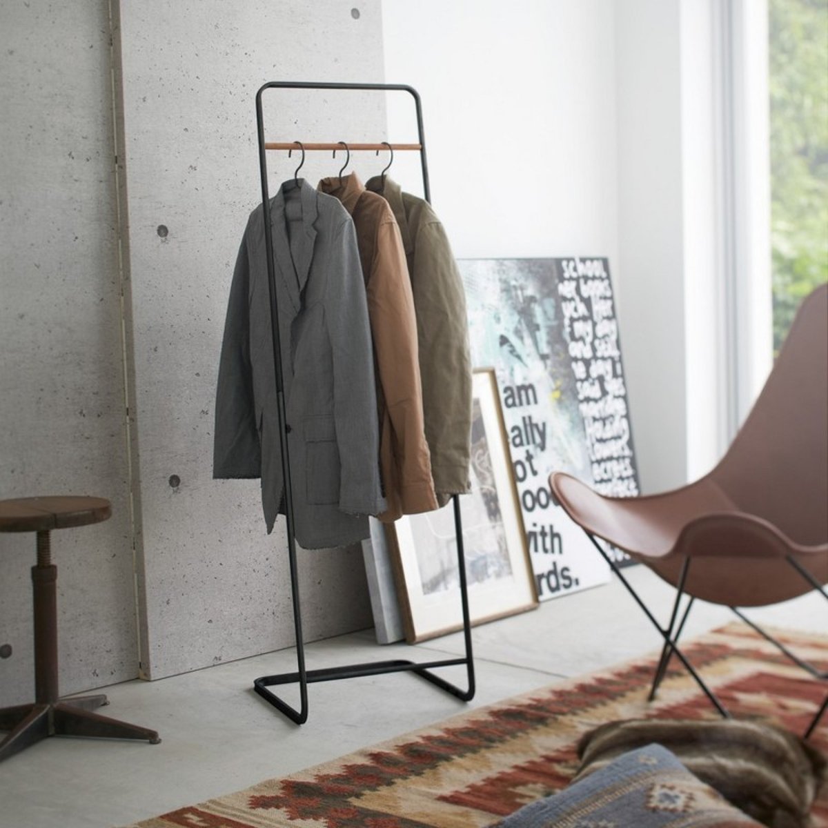 Portant à vêtements design TOWER noir, YAMAZAKI