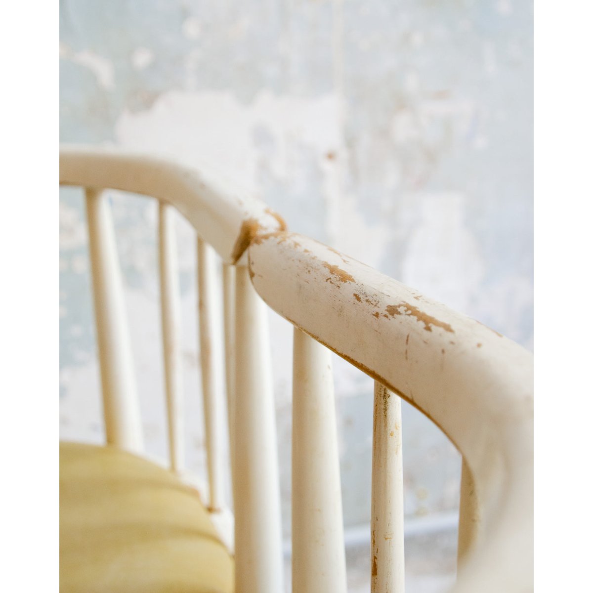Lot de 4 chaises courbées Claude N°1251 - Bon état bois clair, DEBONGOUT