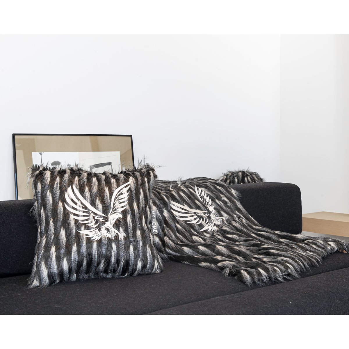 Coussin brodé imitation fourrure noir, MX HOME
