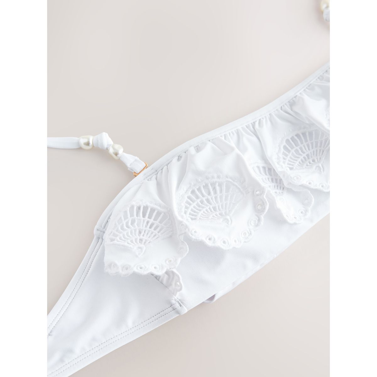Haut de bikini bandeau volanté à coquillage blanc, NEXT