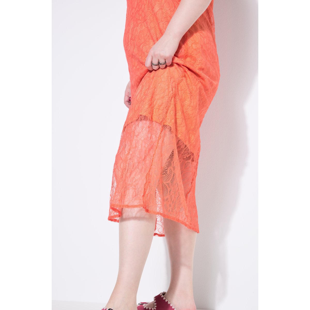 Robe maxi avec dentelle rouge hibiscus, STUDIO UNTOLD