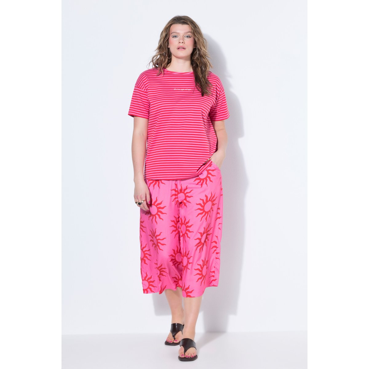 T-Shirt oversize rayé avec message rose vif, STUDIO UNTOLD