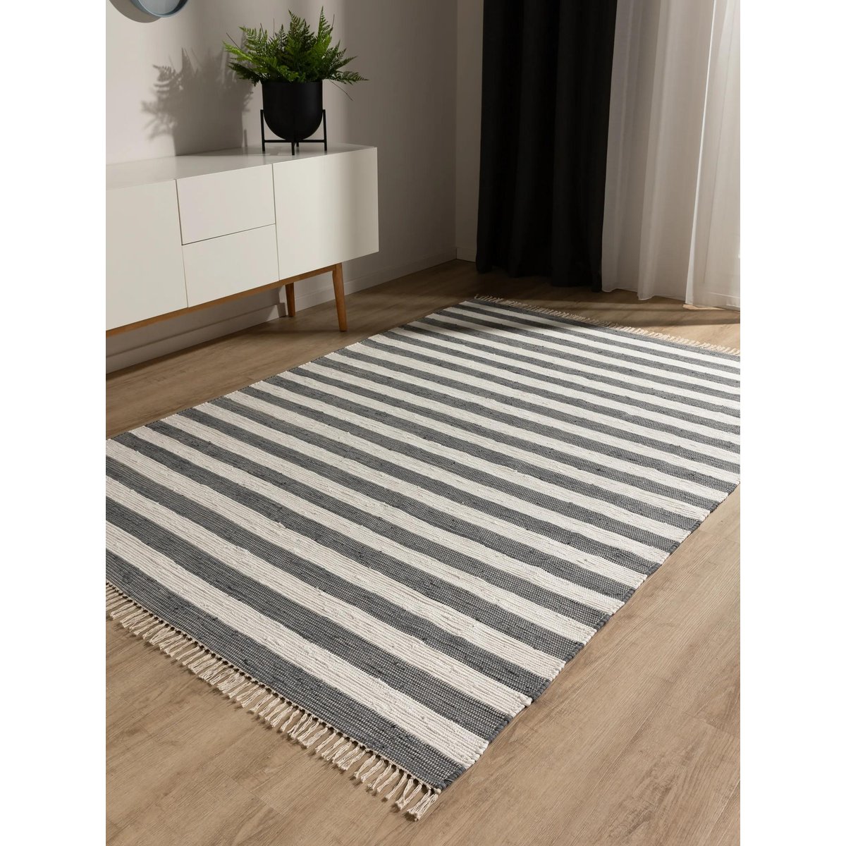 Tapis fabriqué à partir de matériaux recyclés tissé main TOM gris/blanc, BENUTA 