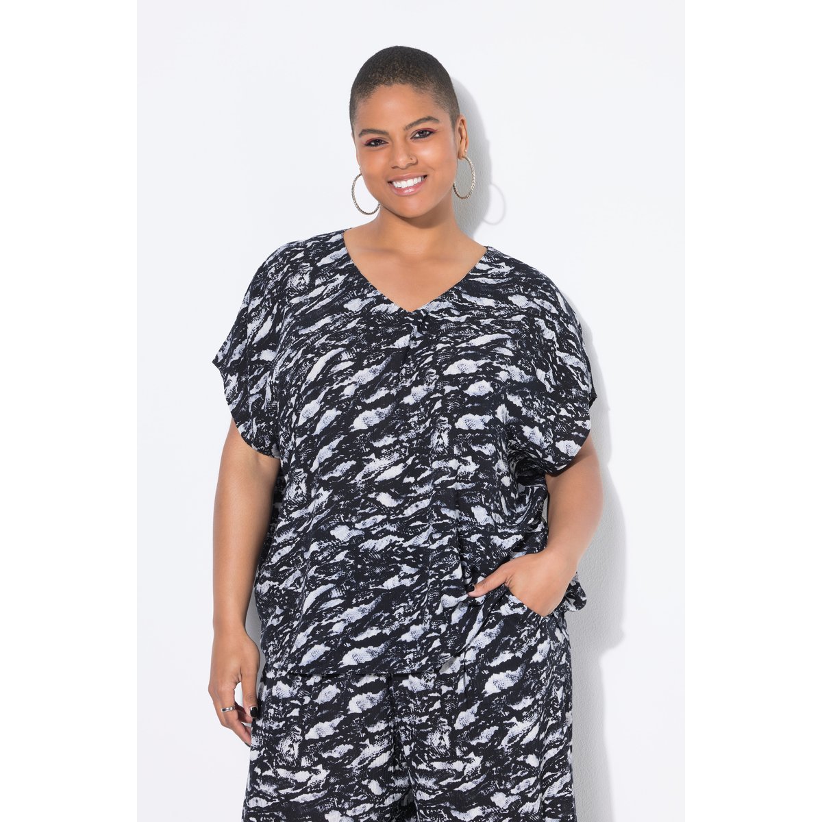 Blouse oversize. Imprimé all-over noir, STUDIO UNTOLD