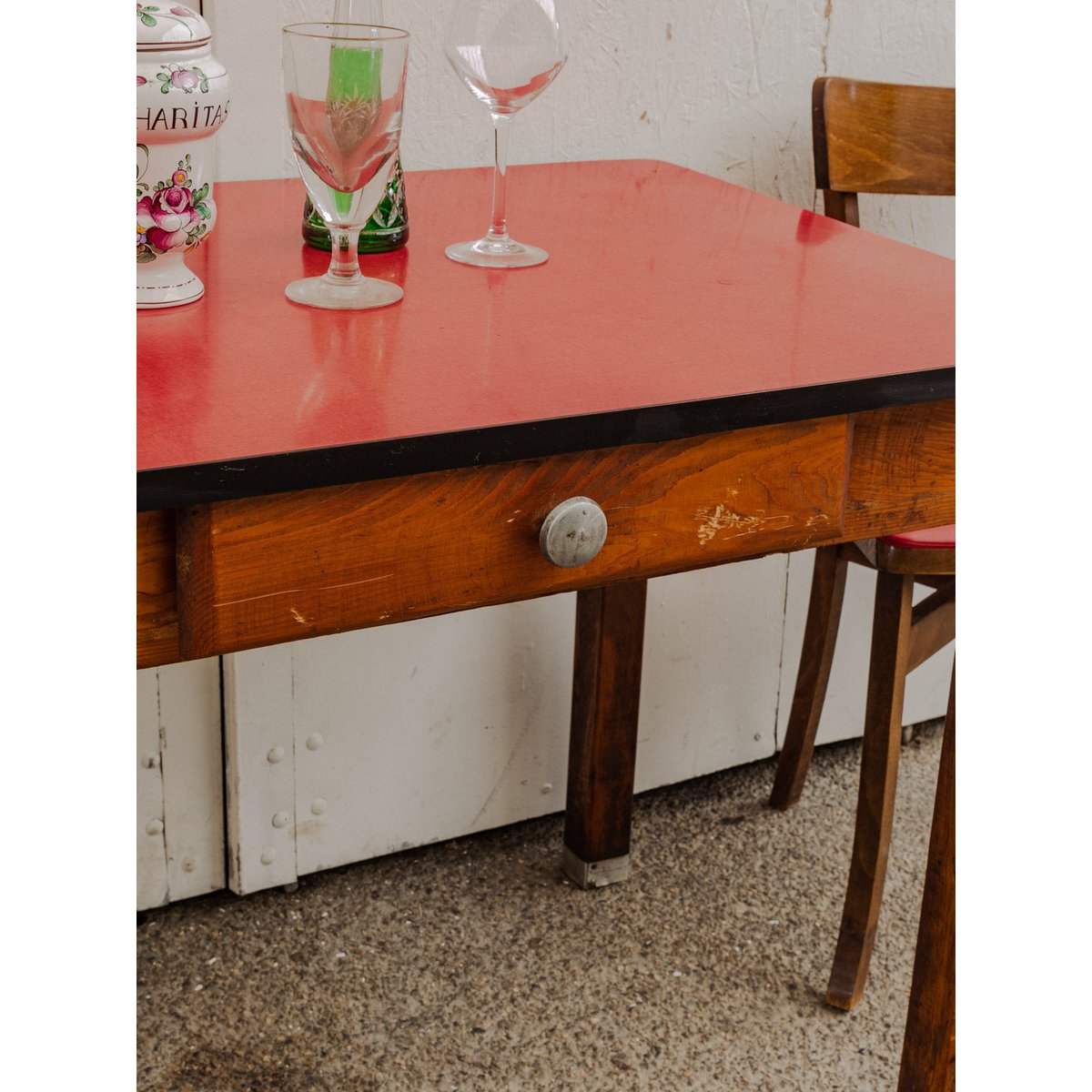Table à manger en bois et formica rouge Karla N°1180 - Bon état bois foncé, DEBONGOUT