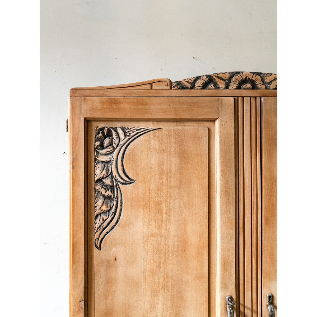 Armoire en bois sculpté style Art déco Blandine N°498 - Bon état bois clair, DEBONGOUT