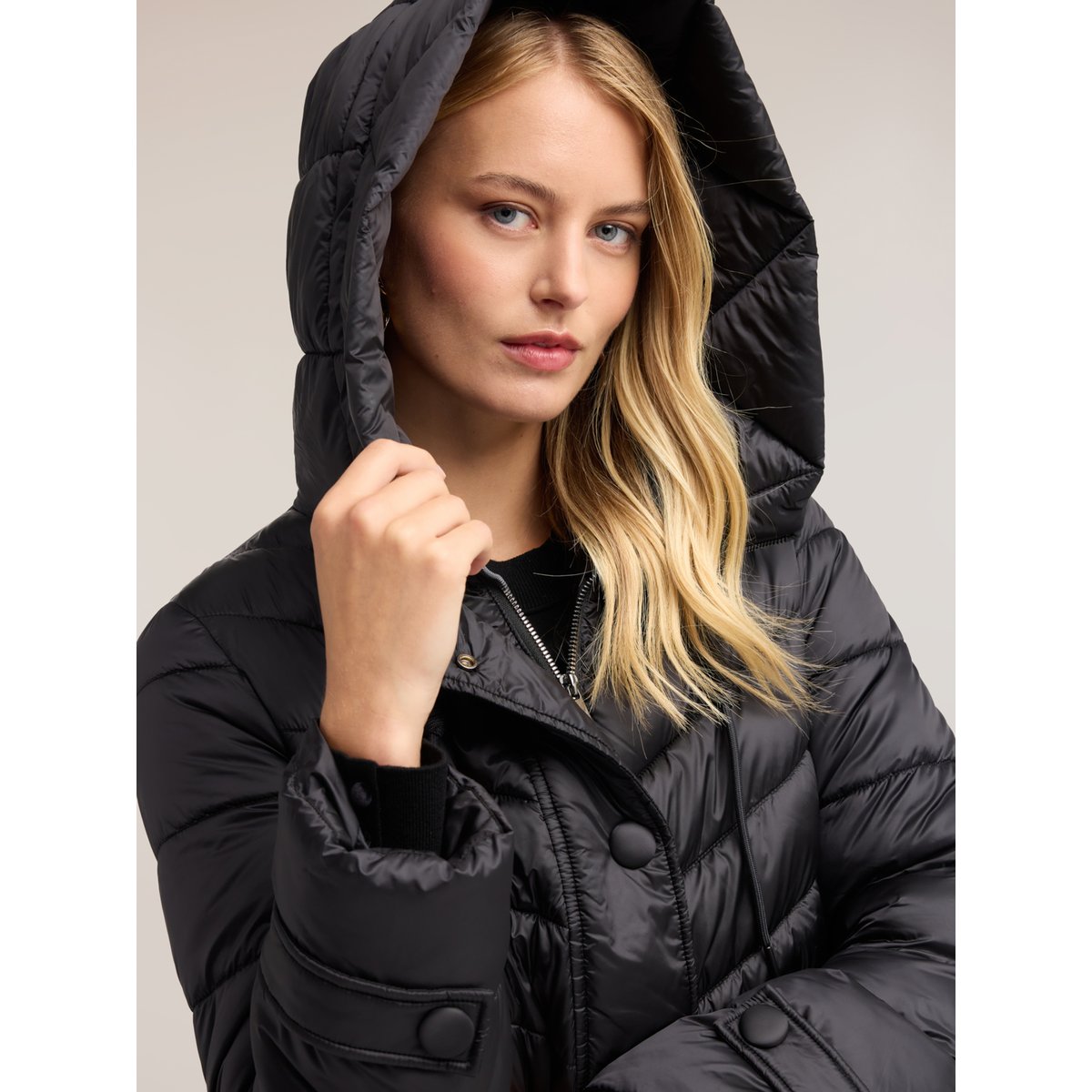 Veste matelassée courte à capuche noir, MOTIVI