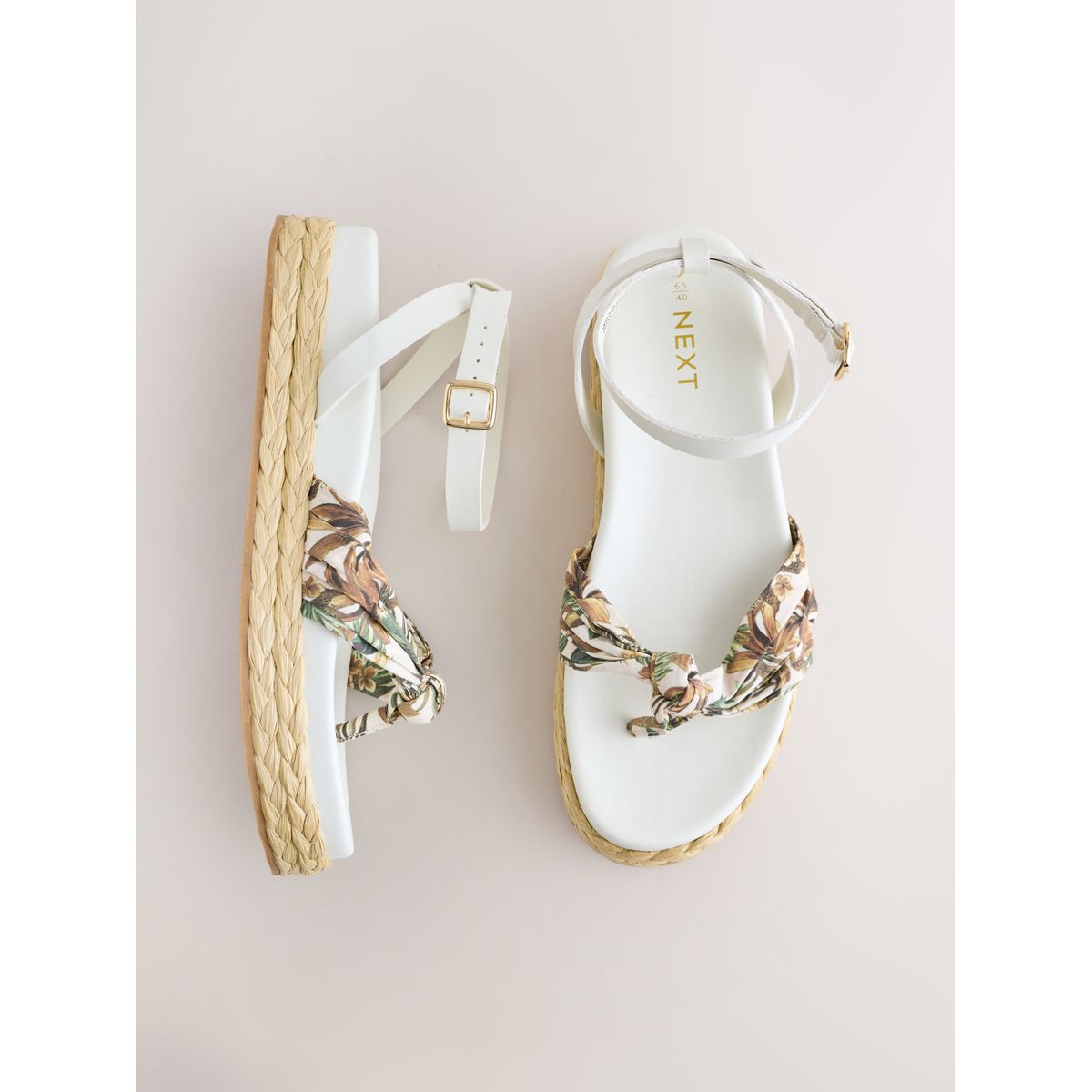 Sandales à entredoigts en raphia avec nœud rose/blanc, NEXT