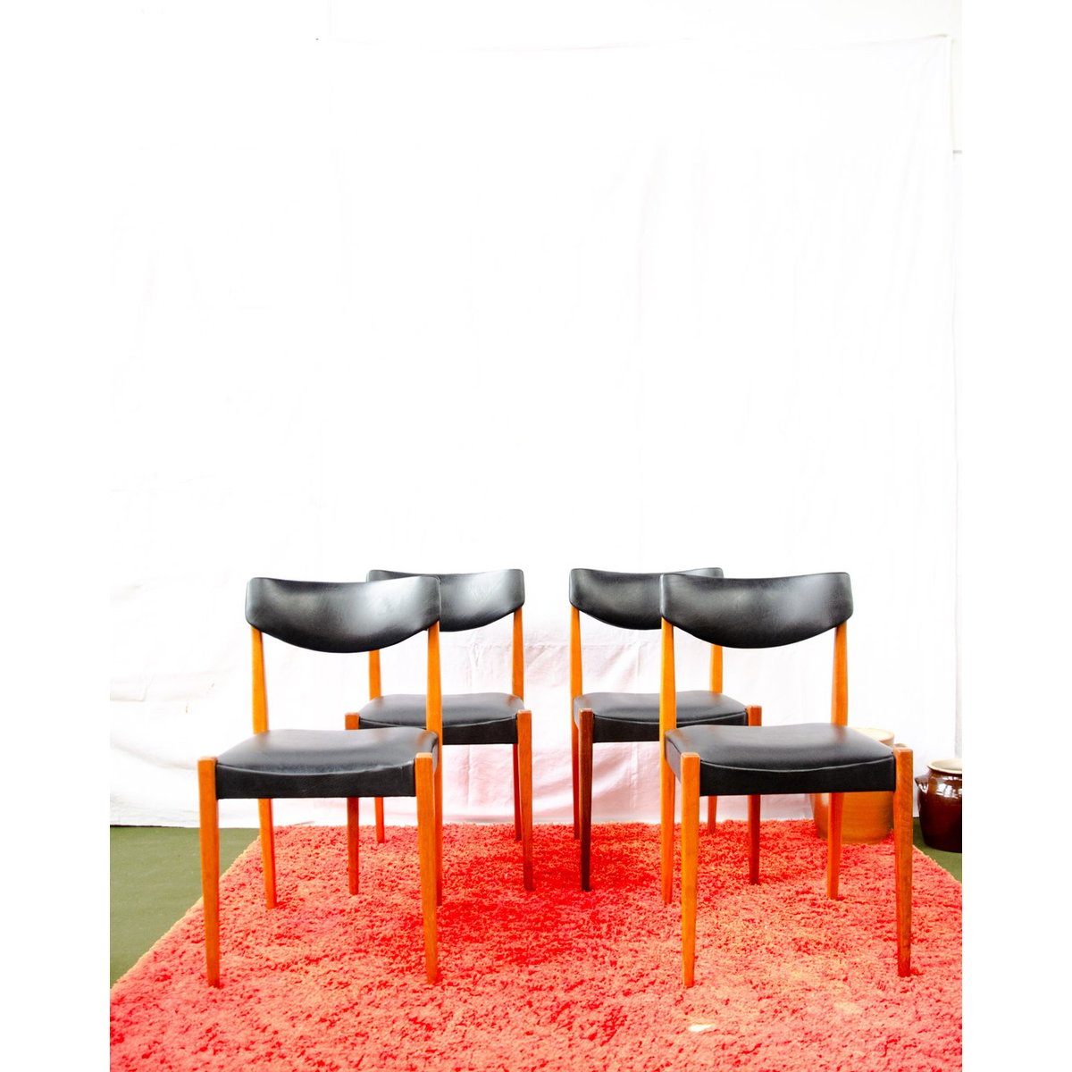 Lot de 4 chaises en teck et skaï Alma N°2129 - Bon état bois clair, DEBONGOUT