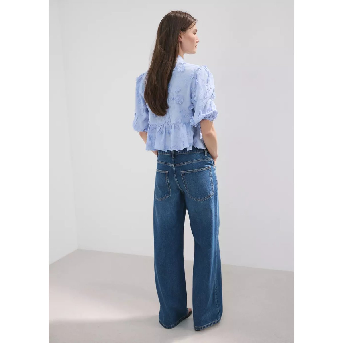 Blouse brodée manches bouffantes bleu ciel, MANGO