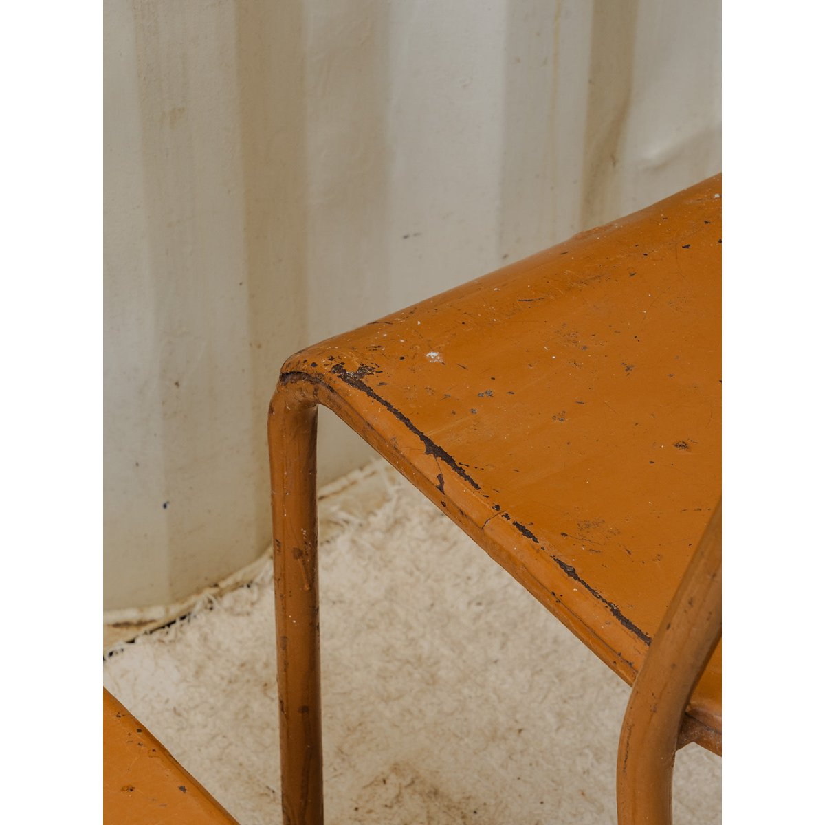 Paire de chaises en métal marron Claude N°1239 - Bon état marron, DEBONGOUT