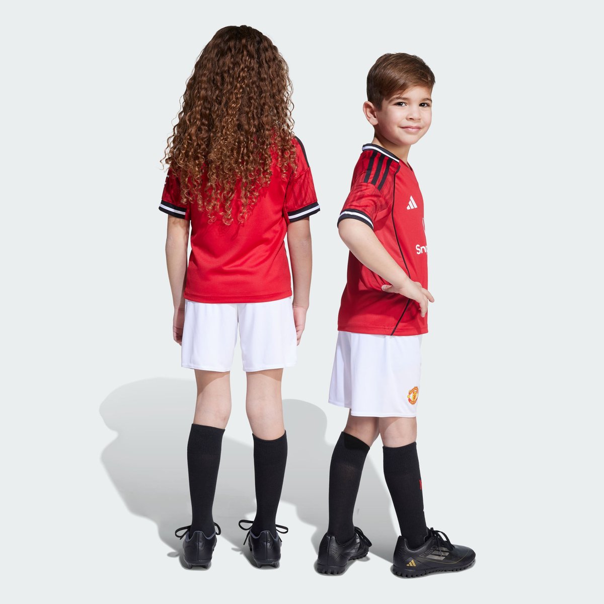Mini Kit Domicile Manchester United 25/26 Enfants Mini Kit Domicile Manchester United 25/26 Enfants mufc red, adidas Performance