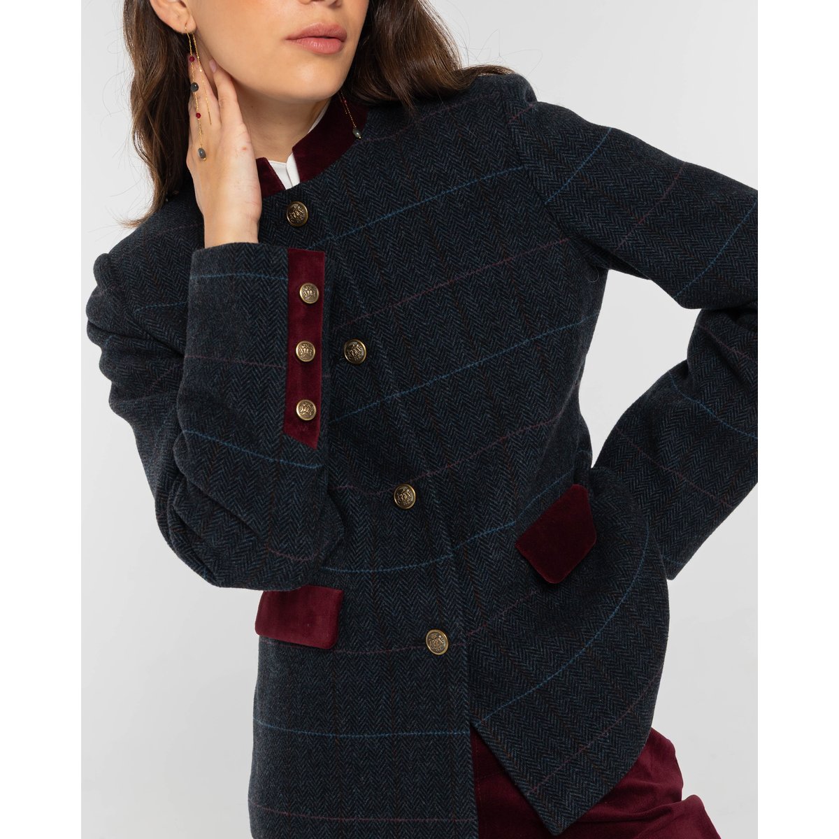 Veste à motif chevron bleu et gris avec détails en veloursVeste courte à carreaux avec détails en velours bordeaux et boutons dorés tableaux, THE-ARE