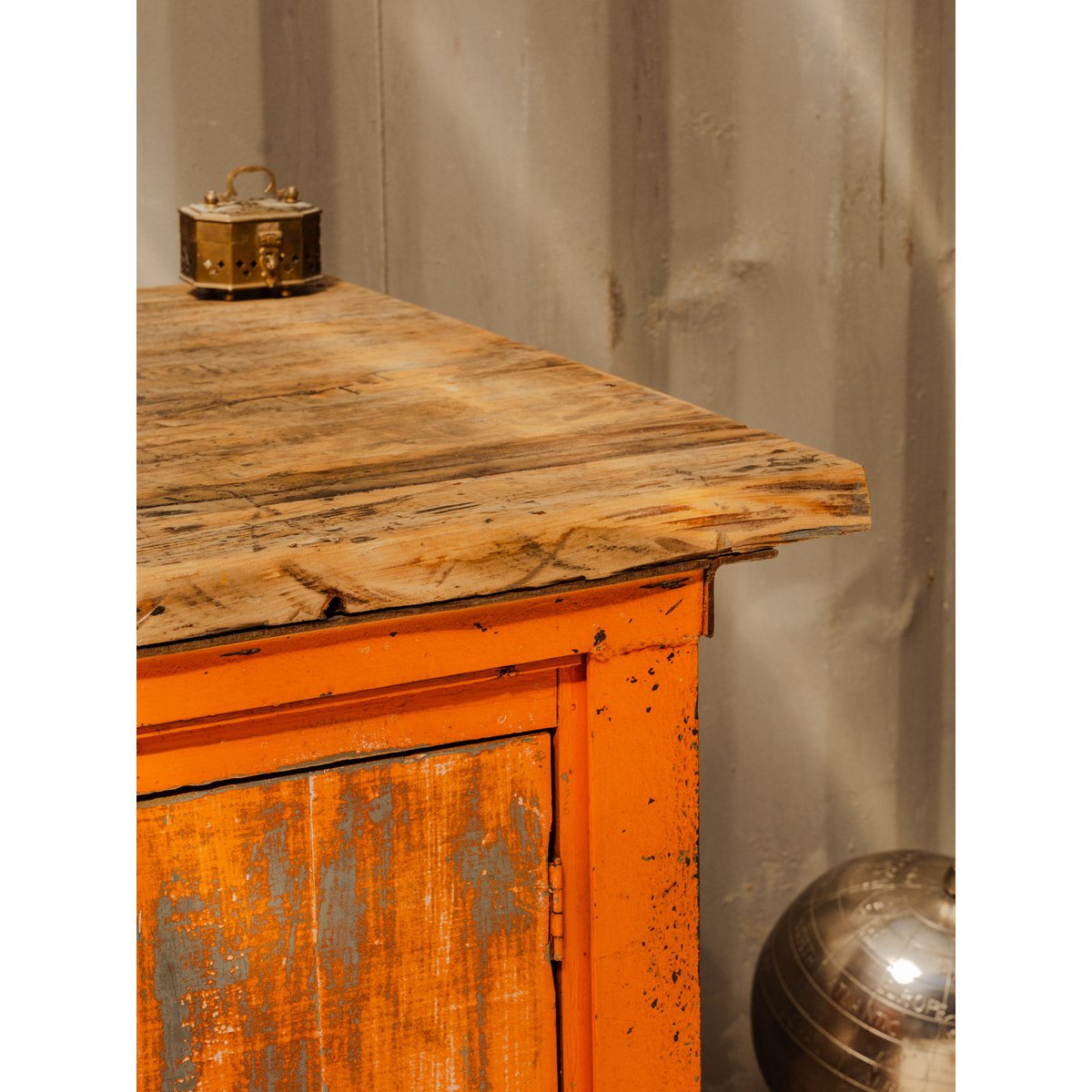 Bureau en bois et métal orange Fernand N°425 - Bon état bois foncé, DEBONGOUT