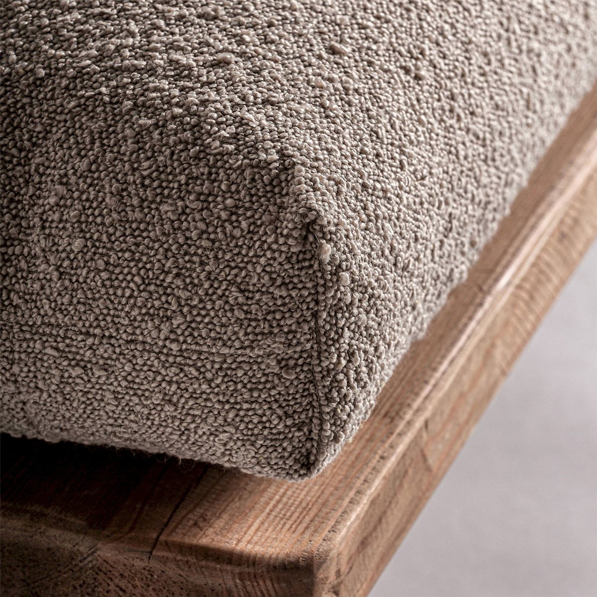 Fauteuil contemporain en bois de pin et tissu marron bois naturel et beige doux, RECOLLECTION