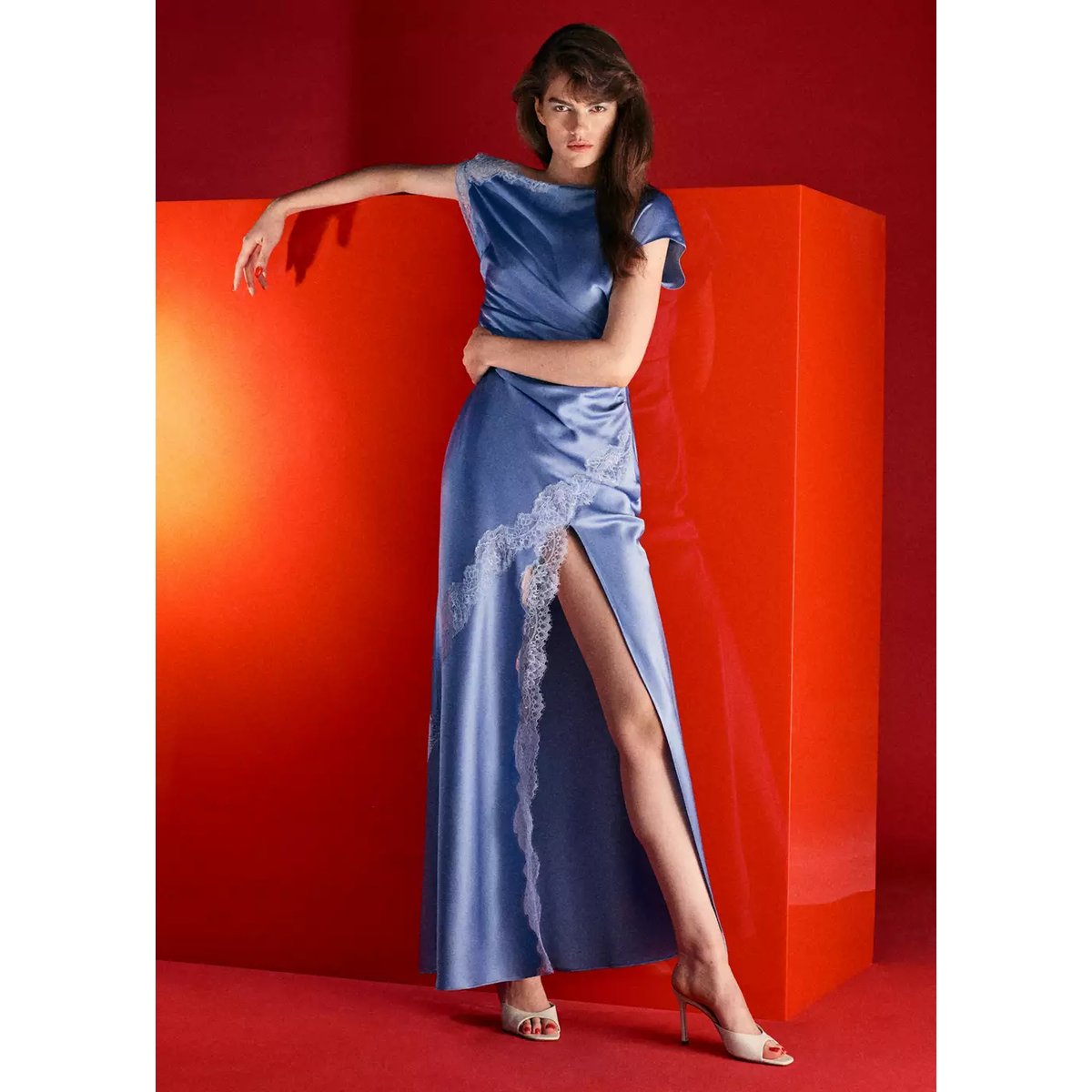 Robe asymétrique satinée détails dentelle bleu ciel, MANGO