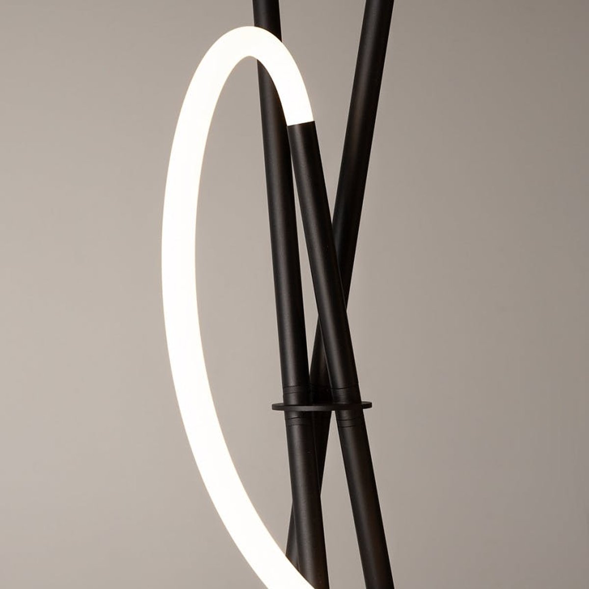 Lampadaire design tube lumineux à LED AURORA noir, PIER IMPORT