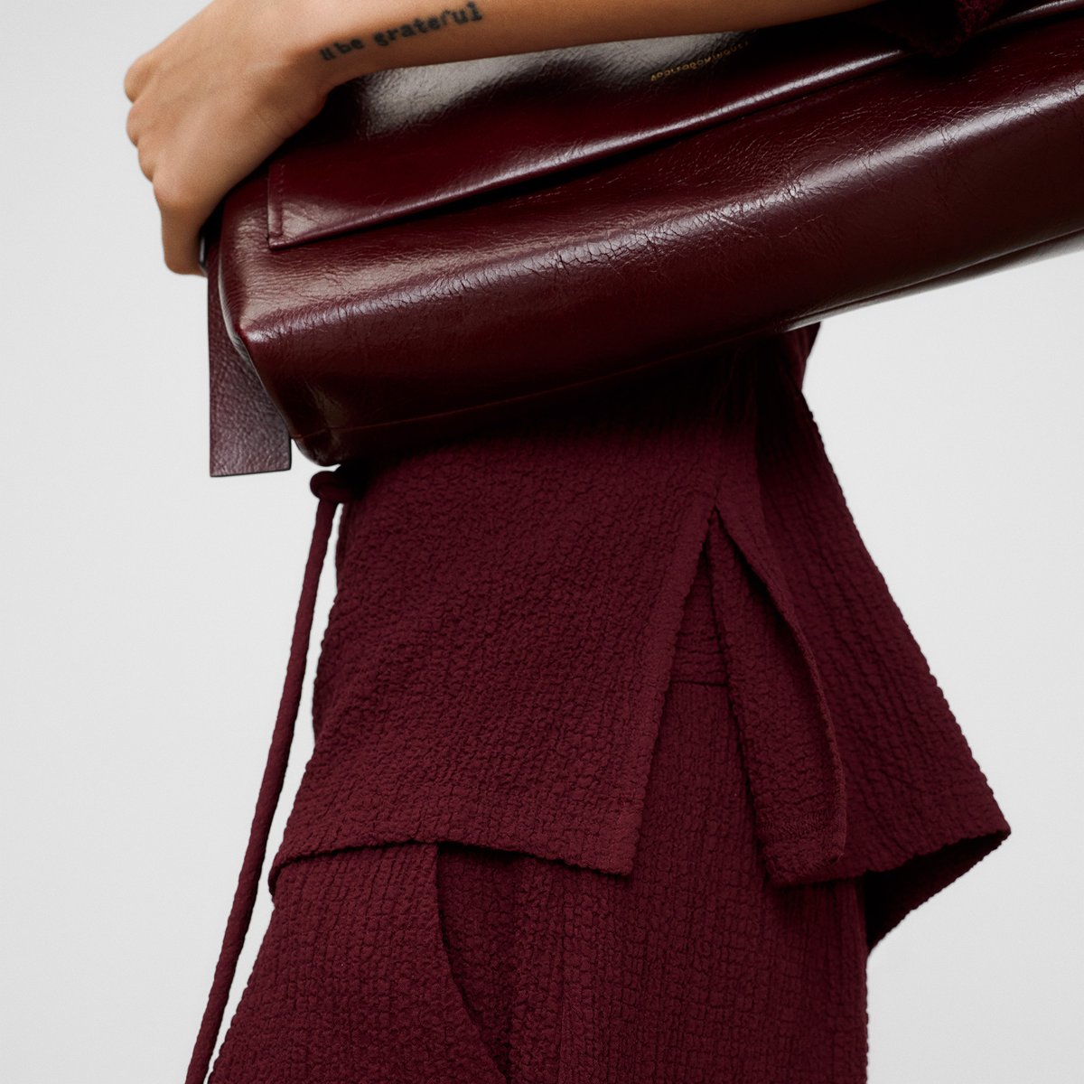 Top bouclé semi-ajusté avec ceinture prune, ADOLFO DOMINGUEZ
