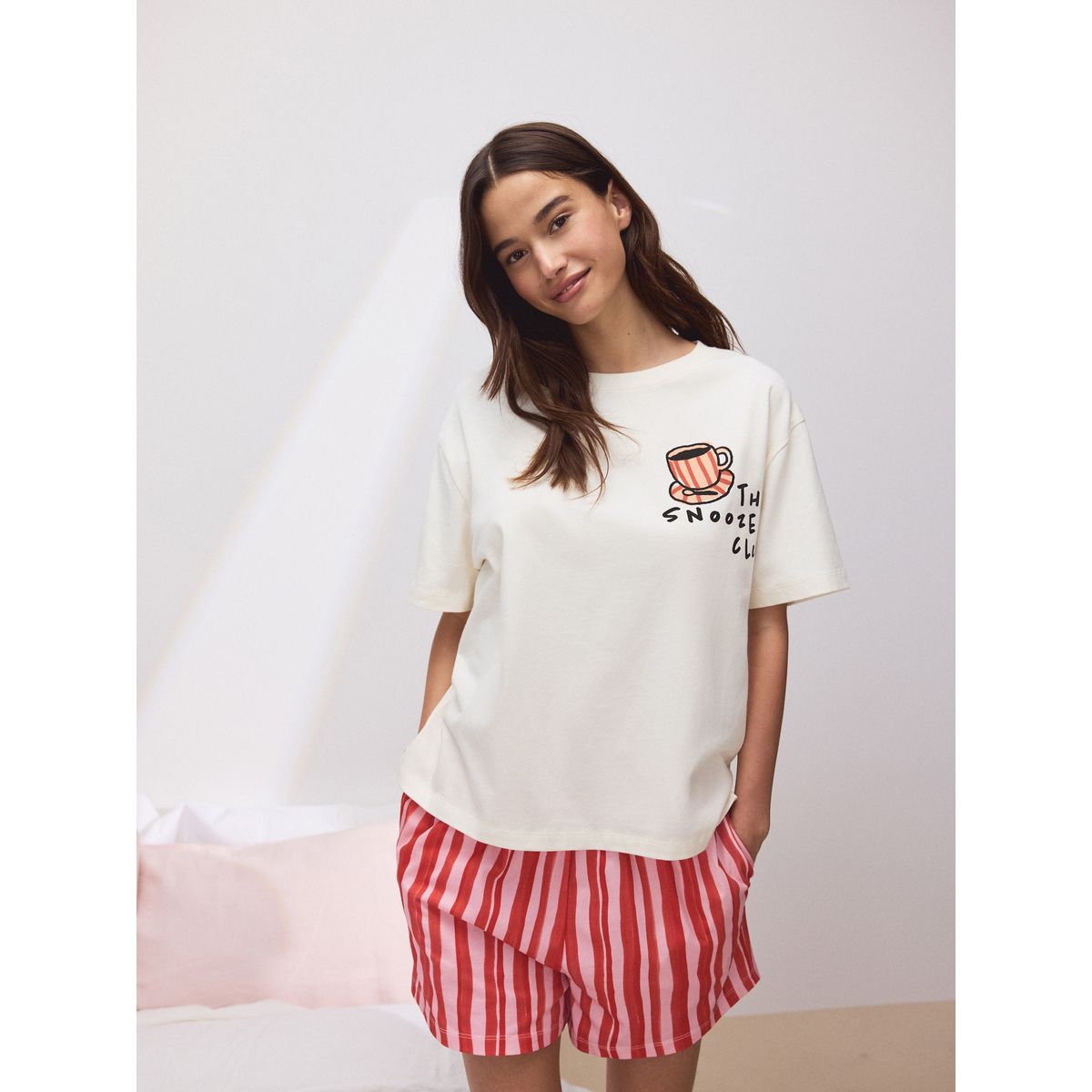 Ensemble pyjama avec short motif snooze club à rayures crème/rose au dos, NEXT