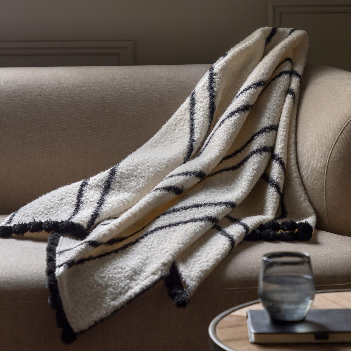 Scalloped Monochrome Throw cream, ÉDITÉ