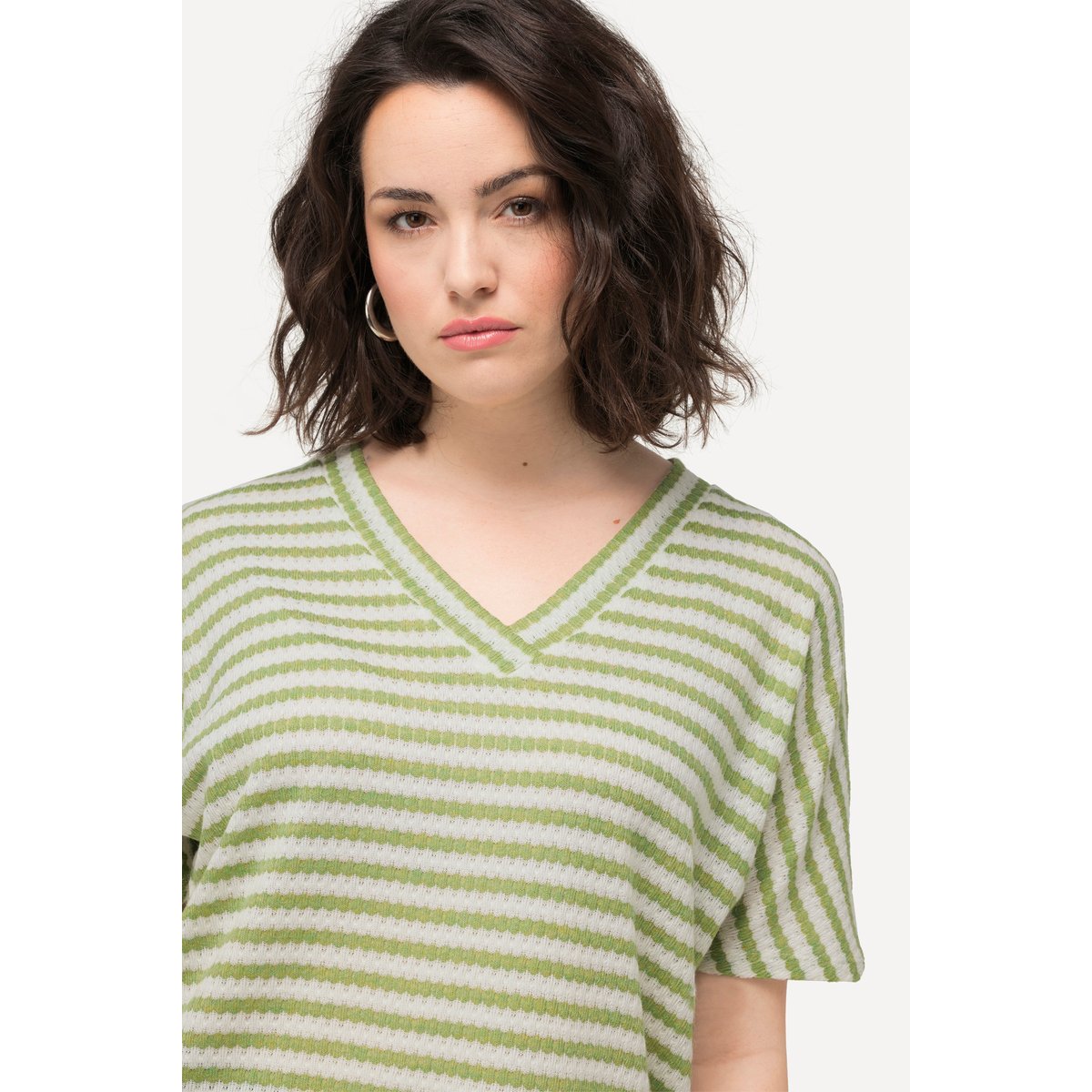 Sweat-shirt oversized bicolore à col V et vert mousse, ULLA POPKEN