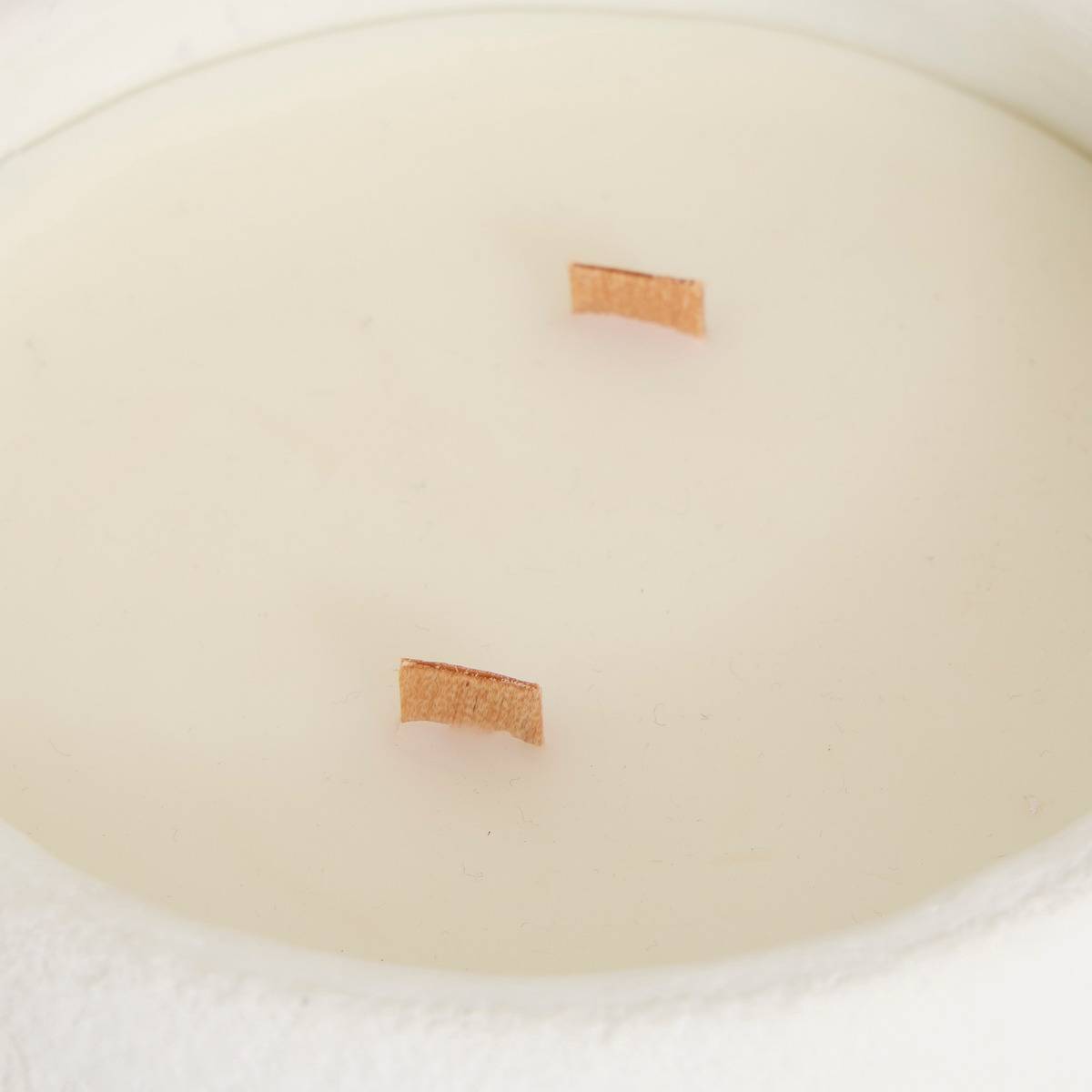 Bougie parfumée 2 mèches bois pot en ciment WONJ blanc chaud, ATMOSPHERA