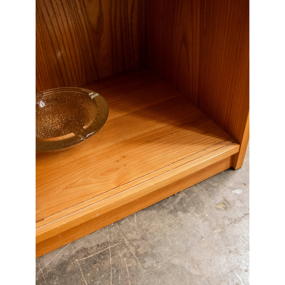 Vitrine aux lignes épurées Victoria N°236 - Bon état bois clair, DEBONGOUT