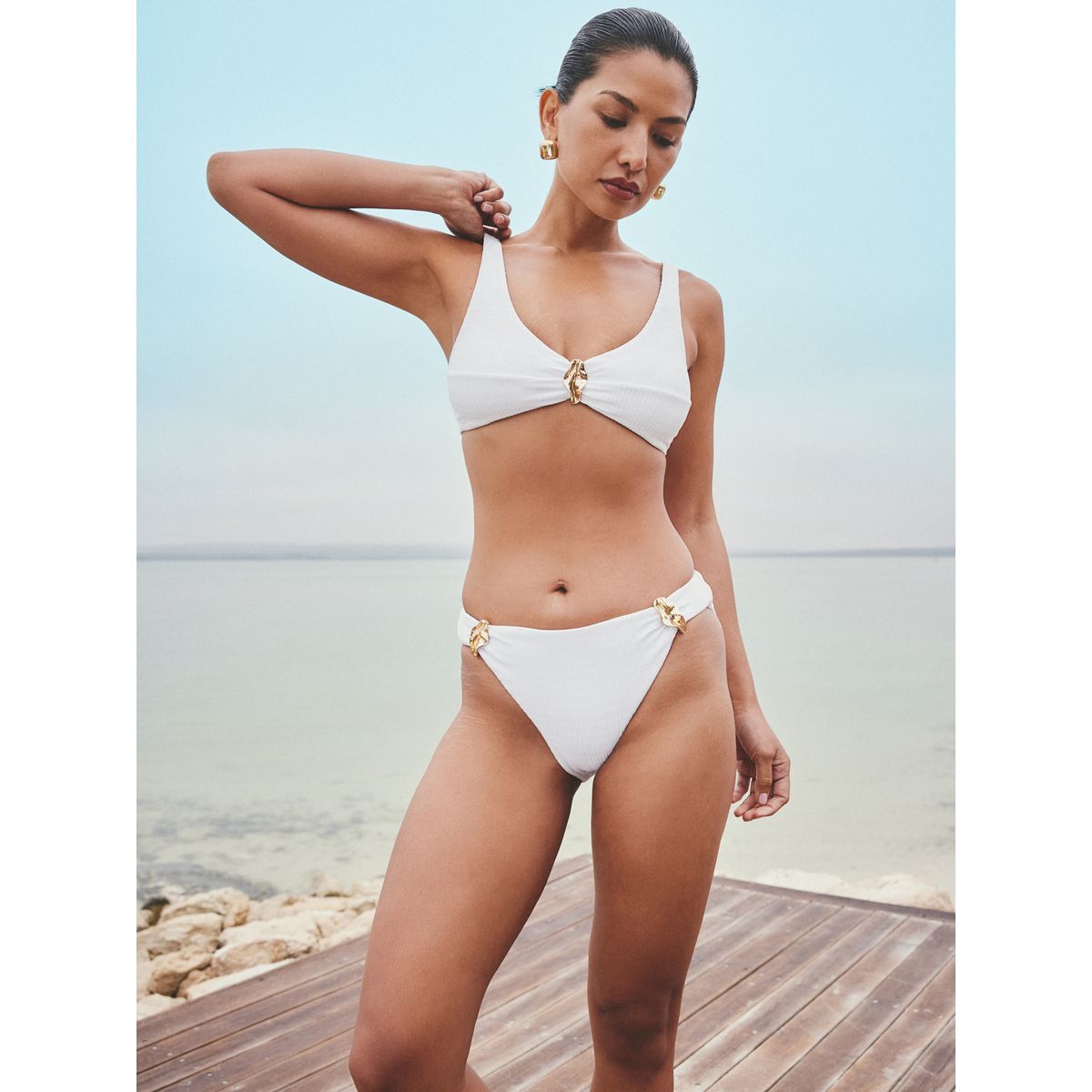 Bas de bikini taille haute à finition métal côtes blanches, NEXT