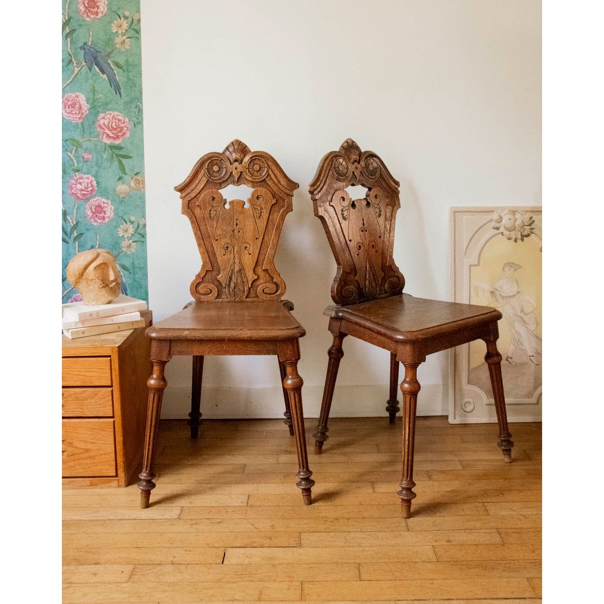 Paire de chaises au bois sculpté Claude N°1583 - Bon état bois foncé, DEBONGOUT