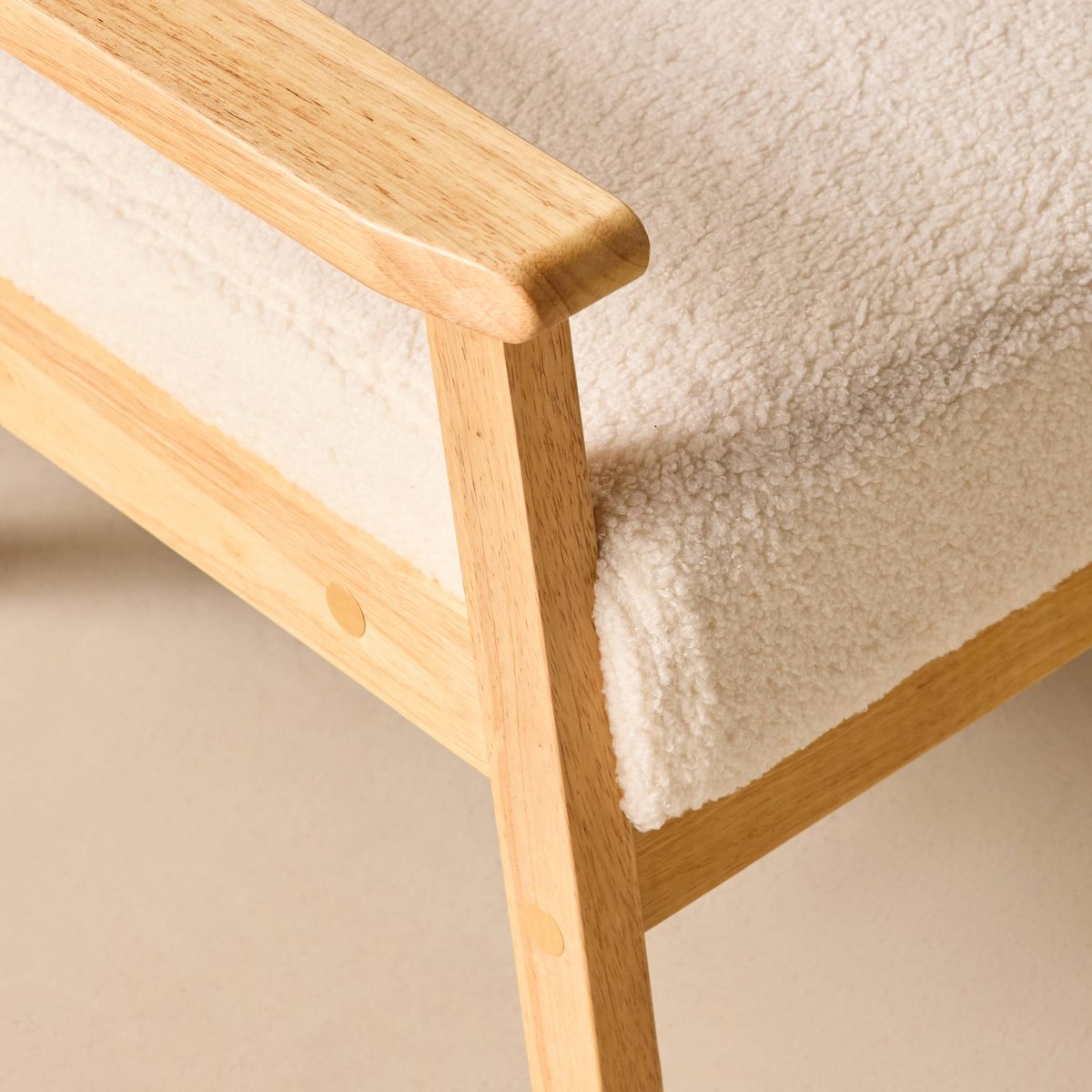 Fauteuil scandinave bois de peuplier, d'hévéa et bouclette ISAK crème, SWEEEK