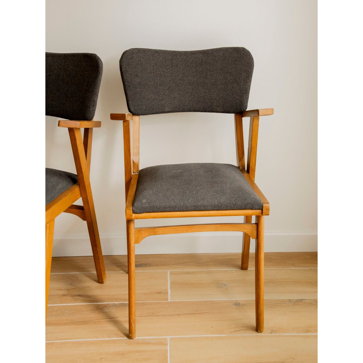 Paire de chaises à accoudoirs Claude N°1564 - Bon état bois clair, DEBONGOUT
