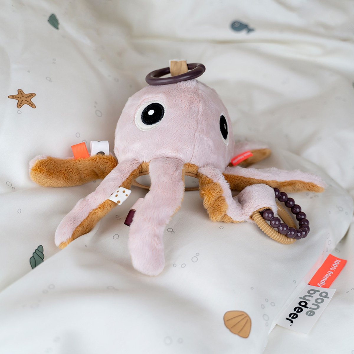 Peluche d'activités rose, ocre, DONE BY DEER