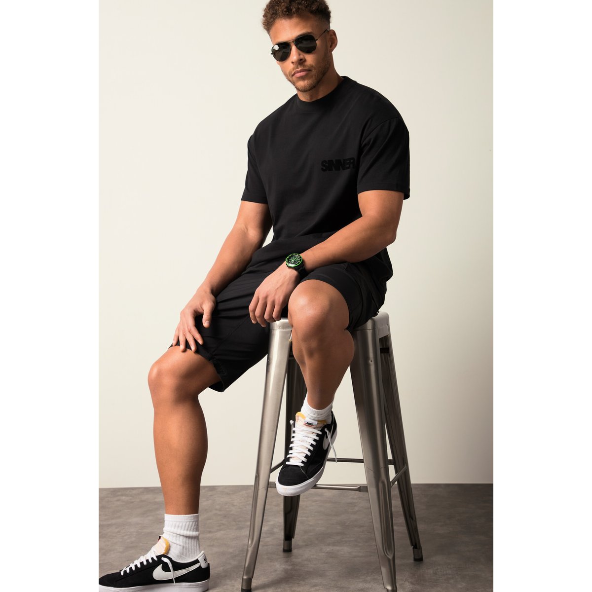 T-shirt oversized. Col rond noir, STHUGE