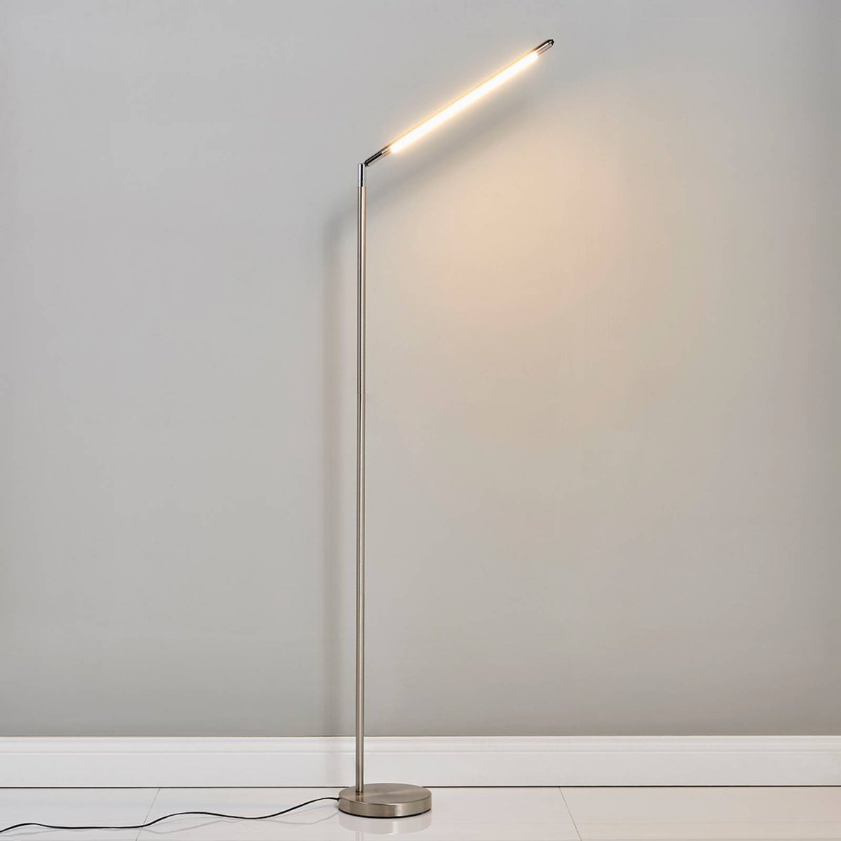 Lampadaire en métal moderneLED, Jabbo nickel satiné, LINDBY