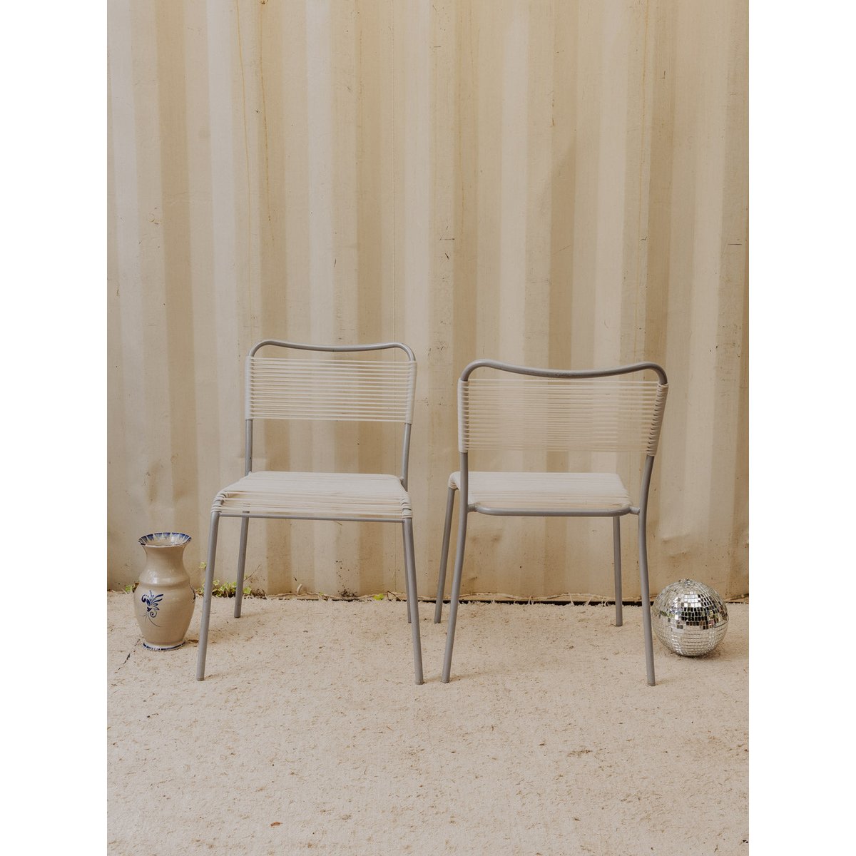 Paire de chaises en métal gris et scoubidou blanc Alma N°1854 - Bon état gris, DEBONGOUT
