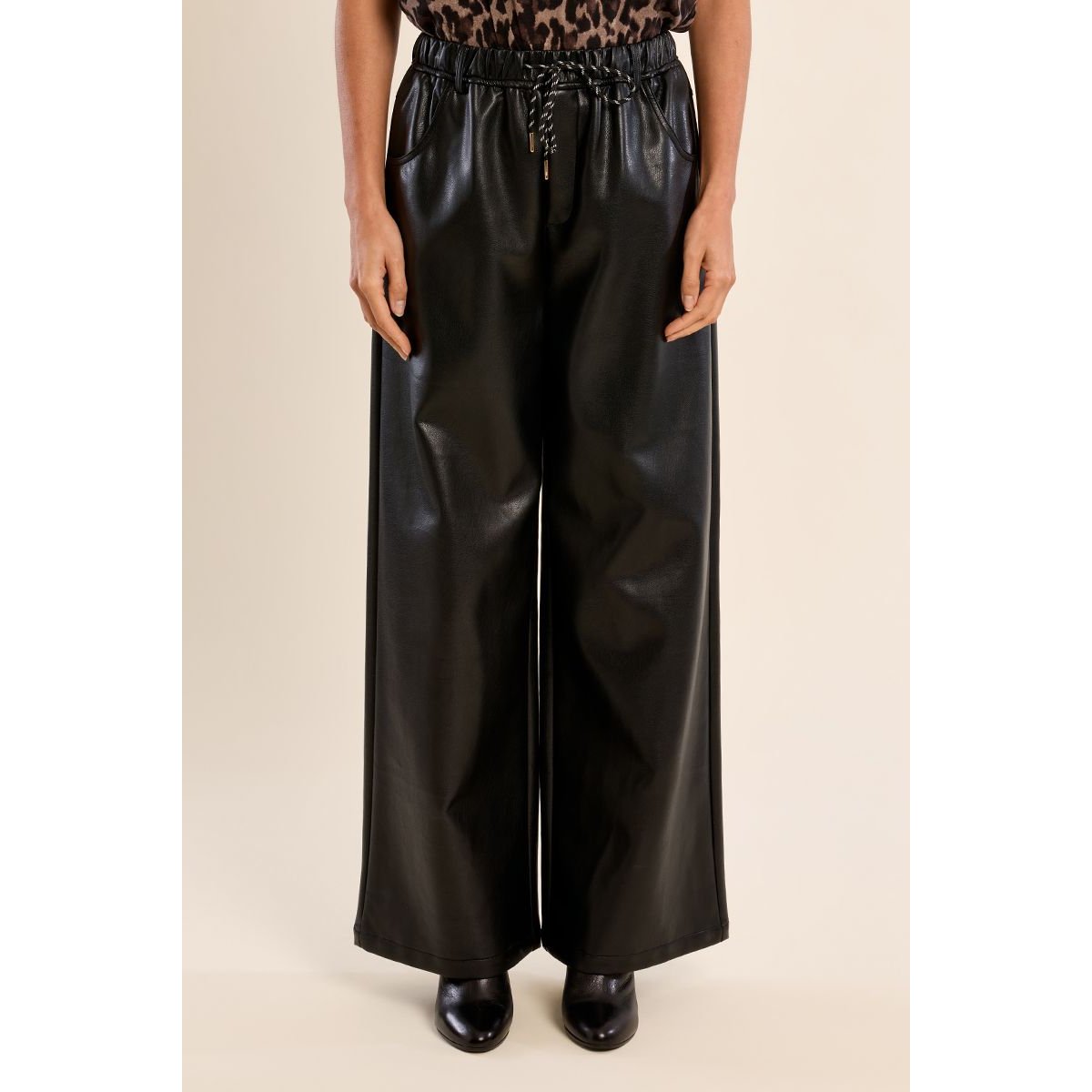 Pantalon évasé en simili-cuir noir, MOLLY BRACKEN