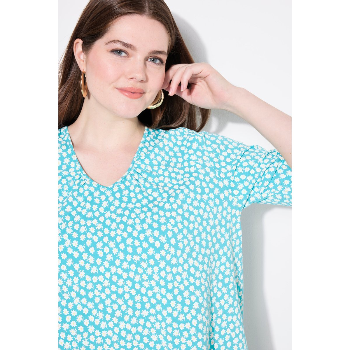T-shirt à plis fantaisie. Col V et manches aqua foncé, ULLA POPKEN