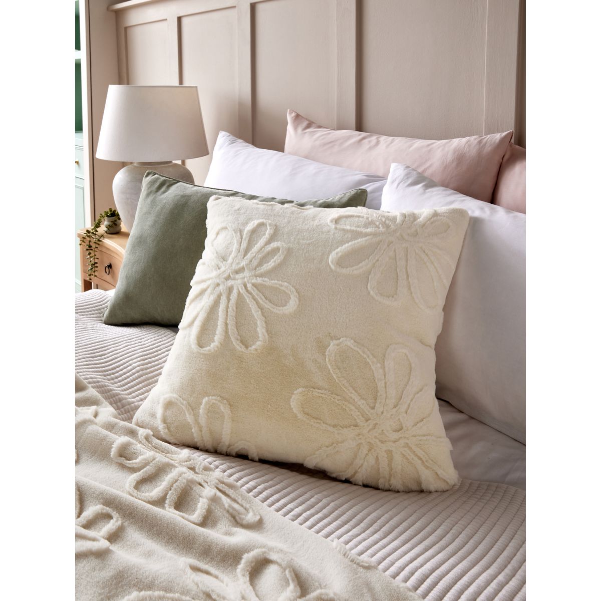 Coussin pâquerette en imitation fourrure coupée crème, NEXT